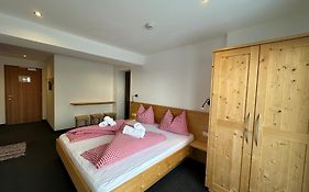 Hotel Schihaus Schoeneben  2*